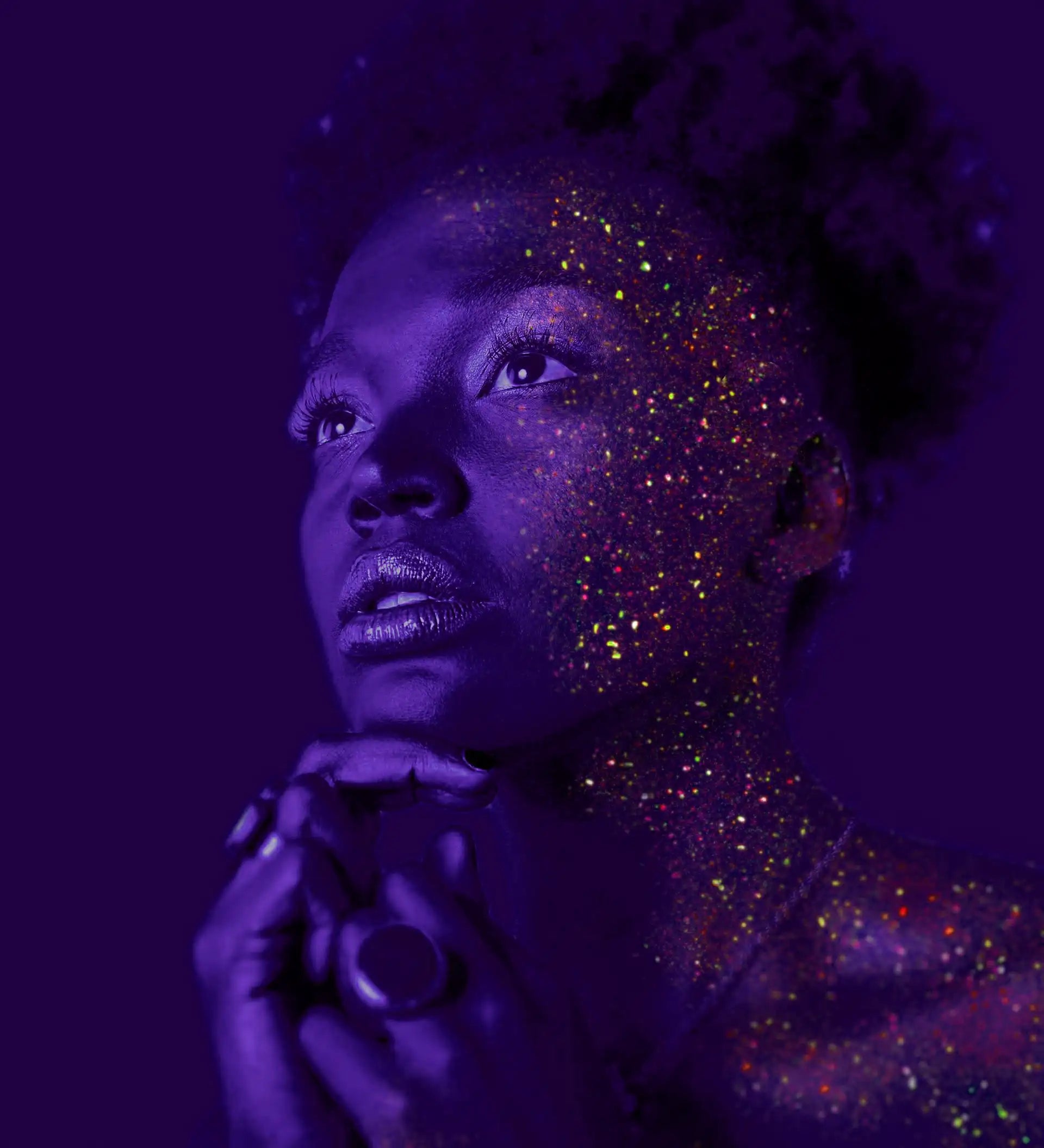 Naude Bourn jewelry featuring blue and purple sparkles, highlighting the luxurious design and sustainable craftsmanship of high-end jewelry.