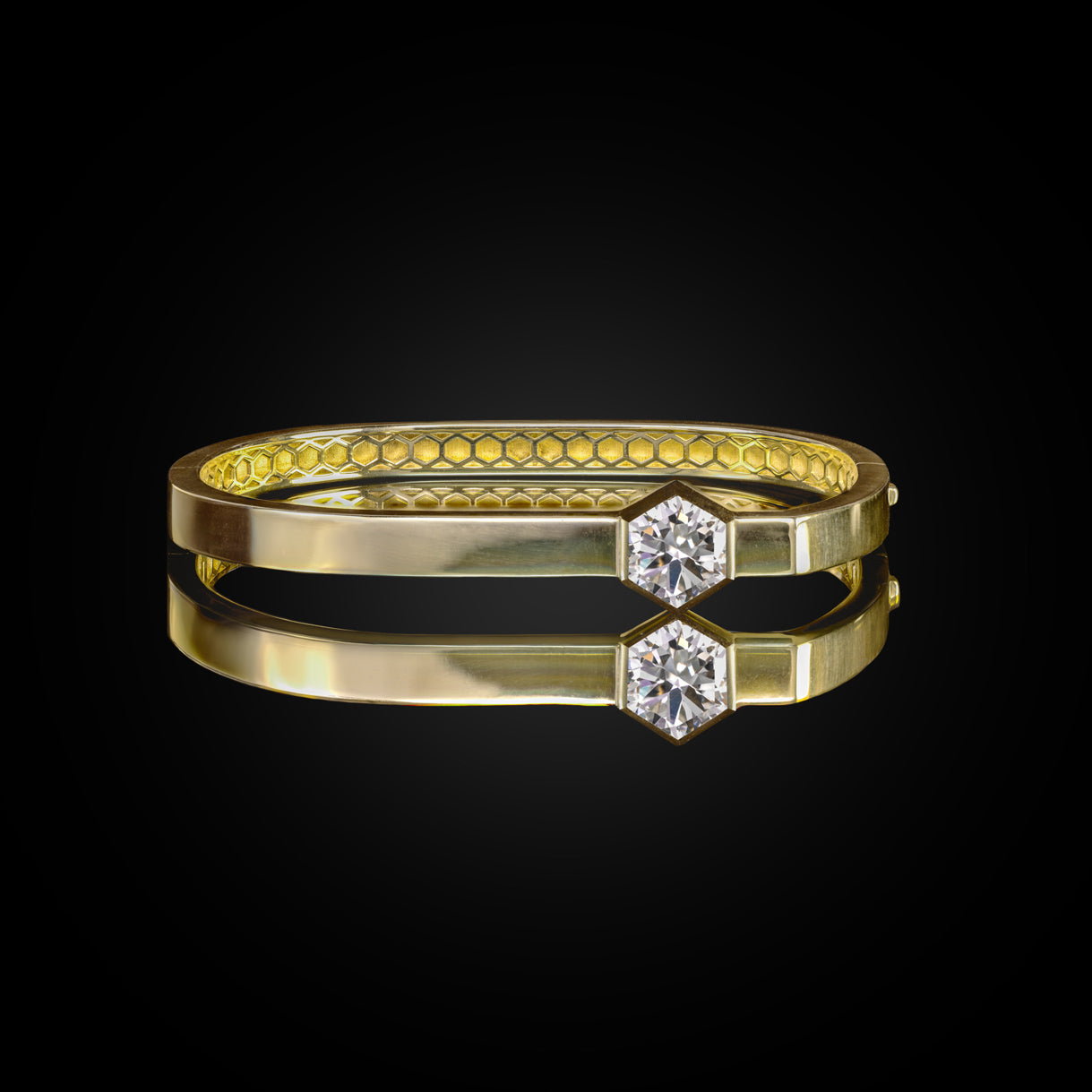 Be You Bangle in Bravura Yellow Gold – side view of sculptural form, individually handcrafted in 18k recycled gold by Naude Bourn. Sustainable gold jewelry, ethical jewelry, handcrafted artisan jewelry, fine jewelry, high-end jewelry, and ethical luxury. A sculptural piece from sustainable jewelry brands and a unique jewelry gift in yellow gold.