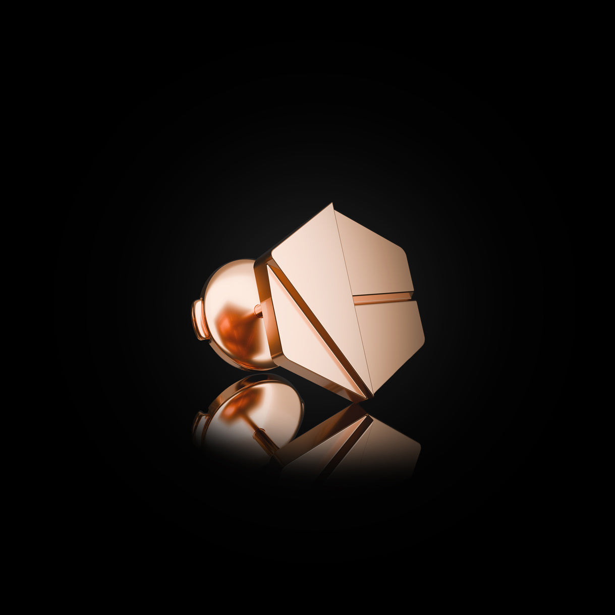 Hear You Medium Stud in Rebel Rose Gold – La Pousette back, a 750 gold piece for those who disrupt with softness and intention, by Naude Bourn. Sustainable gold jewelry, ethical jewelry, handcrafted artisan jewelry, fine jewelry, high-end jewelry, and ethical luxury. A transformative design from sustainable jewelry brands and a unique jewelry gift in rose gold.