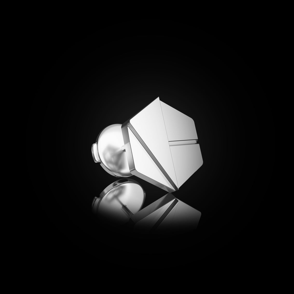 Hear You Medium Stud in Surge White Gold – La Pousette back, an 18k gold earring for seers of the unseen, crafted with quiet clarity by Naude Bourn. Sustainable gold jewelry, ethical jewelry, handcrafted artisan jewelry, fine jewelry, high-end jewelry, and ethical luxury. A refined design from sustainable jewelry brands and a unique jewelry gift in white gold.