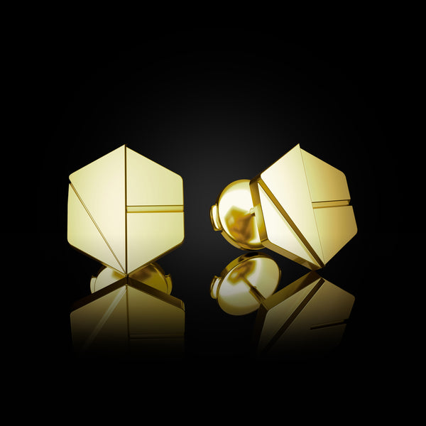 Hear You Medium Studs in Bravura Yellow Gold – 750 gold earrings with La Pousette backs, refined for confident everyday wear by Naude Bourn. Sustainable gold jewelry, ethical jewelry, handcrafted artisan jewelry, fine jewelry, high-end jewelry, and ethical luxury. A refined design from sustainable jewelry brands and a unique jewelry gift in yellow gold.