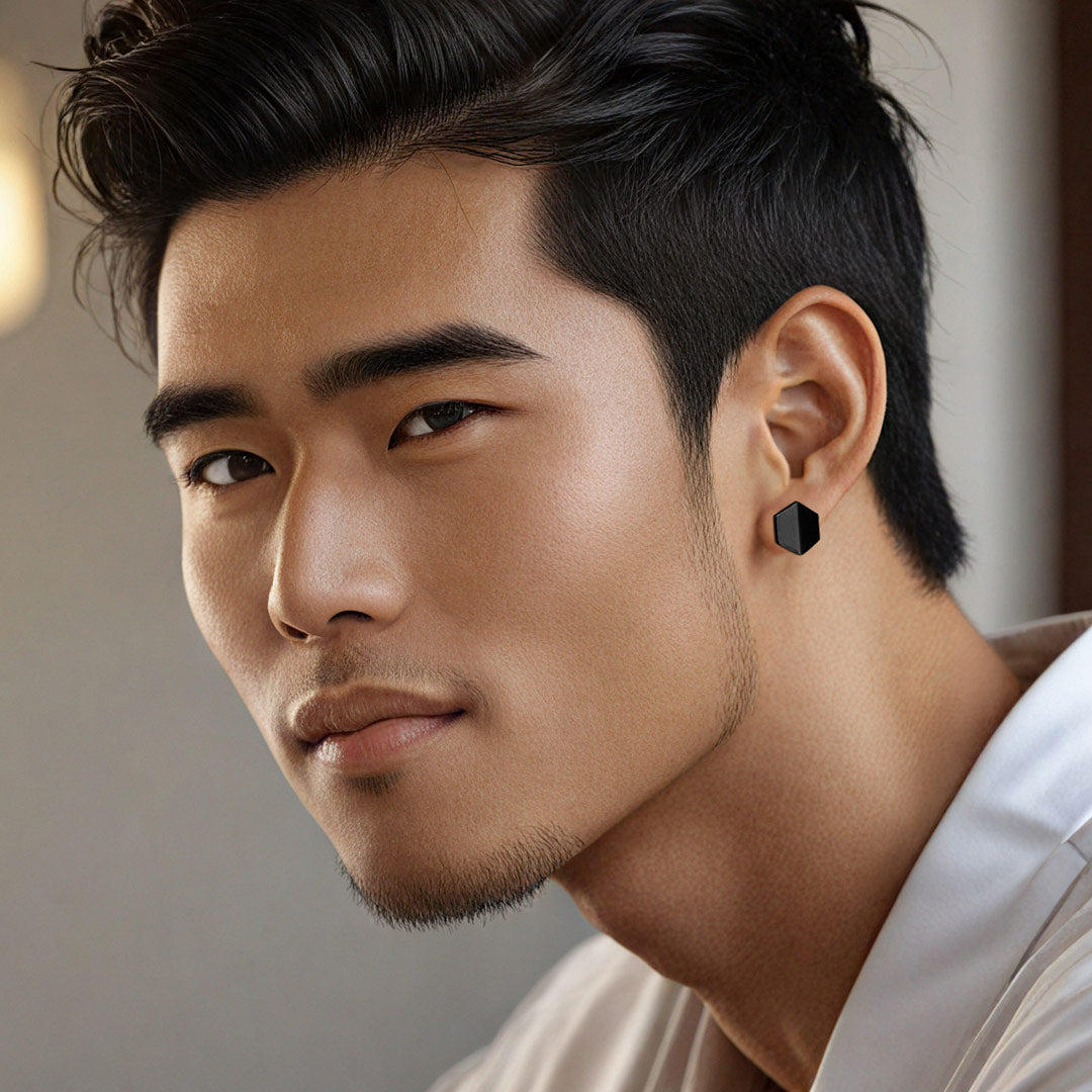 An 18k gold Know You single stud earring, crafted for bold self-expression and transformation.